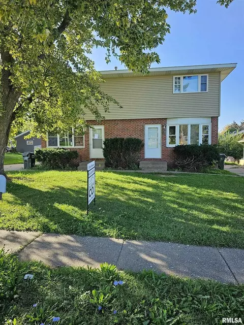 411-413 W 65th St, Davenport, IA 52806