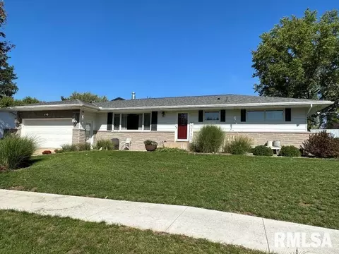 1112 3rd St, Dewitt, IA 52742