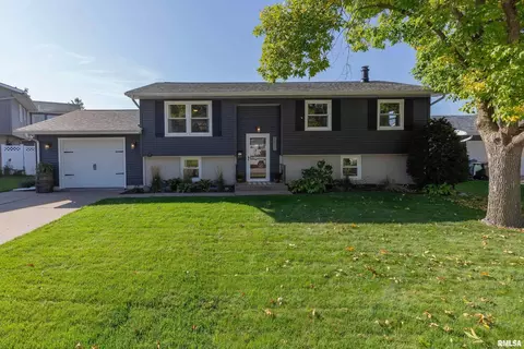 1411 W 41st St, Davenport, IA 52806