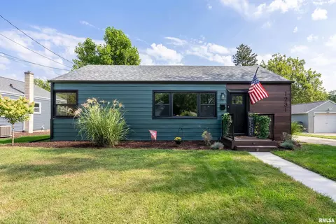 1231 14th St, Bettendorf, IA 52722