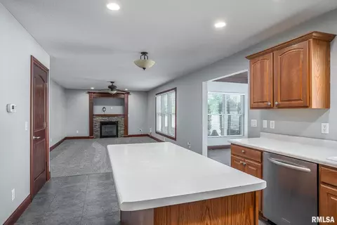 809 25th Avenue Ct, Silvis, IL 61282 photo 4