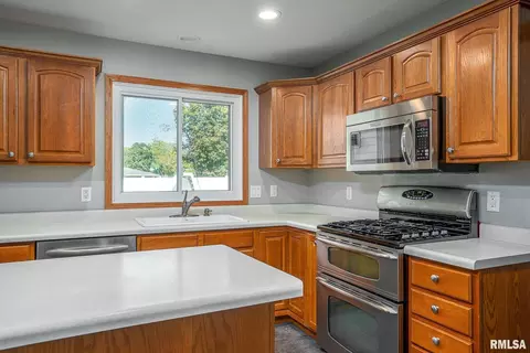 809 25th Avenue Ct, Silvis, IL 61282 photo 8