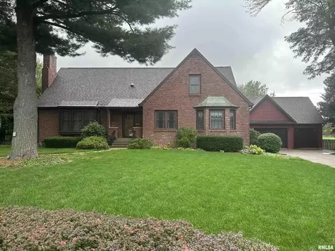 6 Maplewood Ln, Geneseo, IL 61254