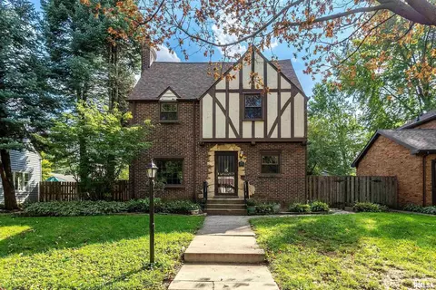 3025 E 18th St, Davenport, IA 52803