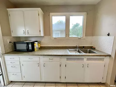 1011 40th St, Moline, IL 61265 photo 7
