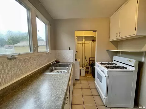 1011 40th St, Moline, IL 61265 photo 8