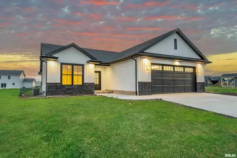 1412 Colonial Ct, Eldridge, IA 52748
