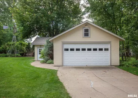 910 37th St, Moline, IL 61265 photo 5