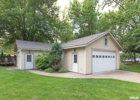910 37th St, Moline, IL 61265 photo 4