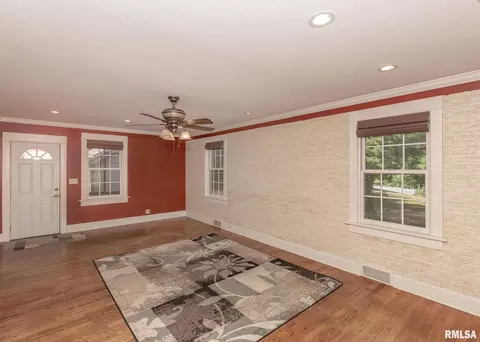 910 37th St, Moline, IL 61265 photo 18
