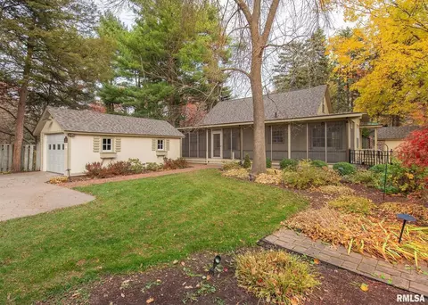 910 37th St, Moline, IL 61265 photo 2