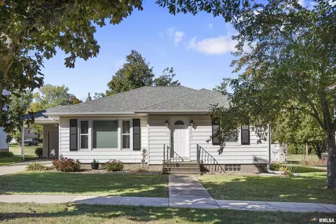 406 7th Ave, Clarence, IA 52216