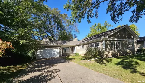 2 Parkwood Dr, Davenport, IA 52803