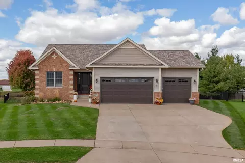 6135 Judson Cir, Davenport, IA 52807