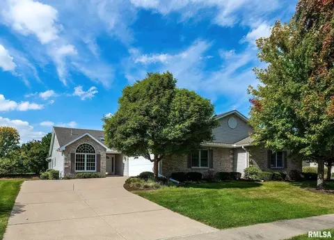 5808 Crow Valley Park Dr, Davenport, IA 52807