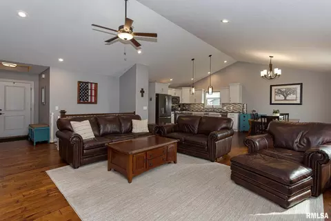 345 Hillside Dr, Eldridge, IA 52748 photo 3