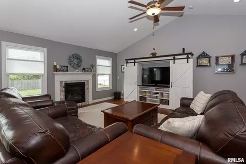 345 Hillside Dr, Eldridge, IA 52748 photo 2