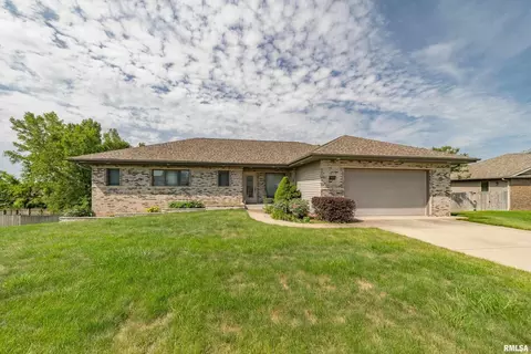 1613 Hickory Bend Ct, Dewitt, IA 52742