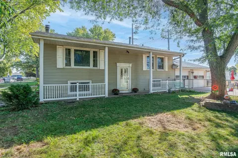 6731 Wilkes Ave, Davenport, IA 52806