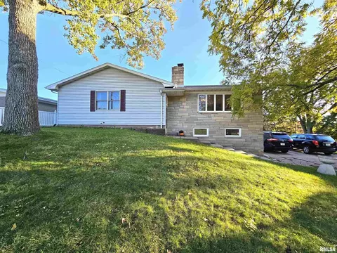 2427 W 45th St, Davenport, IA 52806
