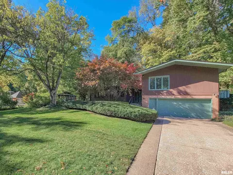 1114 Pineacre Dr, Bettendorf, IA 52722