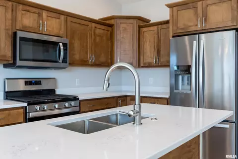 426 N 3rd Ave, Eldridge, IA 52748 photo 8
