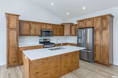 426 N 3rd Ave, Eldridge, IA 52748 photo 5