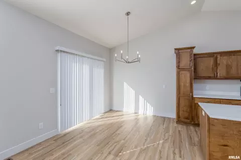 426 N 3rd Ave, Eldridge, IA 52748 photo 9