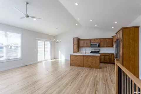 426 N 3rd Ave, Eldridge, IA 52748 photo 10