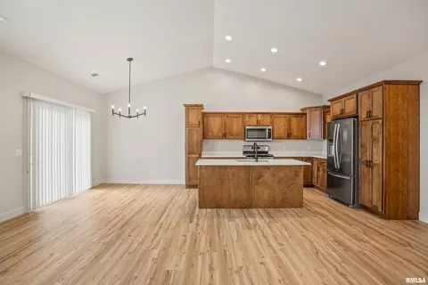 427 N 3rd Ave, Eldridge, IA 52748 photo 7