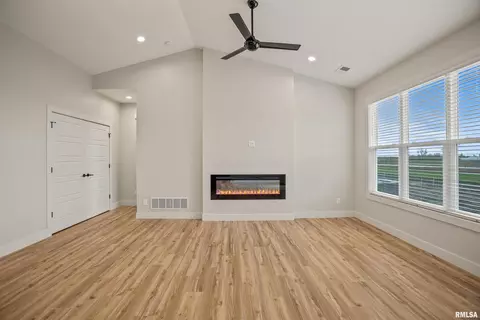 427 N 3rd Ave, Eldridge, IA 52748 photo 9