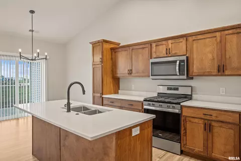 427 N 3rd Ave, Eldridge, IA 52748 photo 5