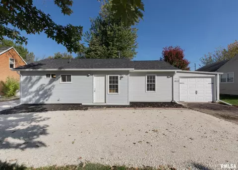 812 5th St, Colona, IL 61241