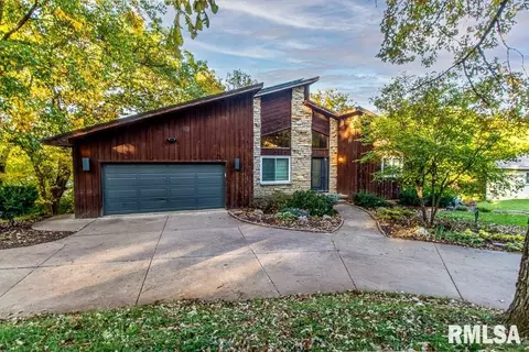 5490 Crow Creek Rd, Bettendorf, IA 52722
