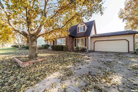 609 W Prairie Vista Dr, Eldridge, IA 52748