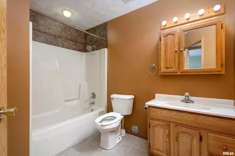 138 5th St, Silvis, IL 61282 photo 9