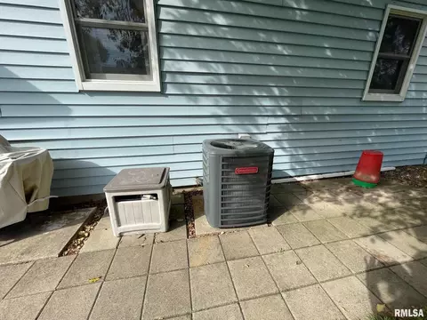2422 45th St, Moline, IL 61265 photo 2