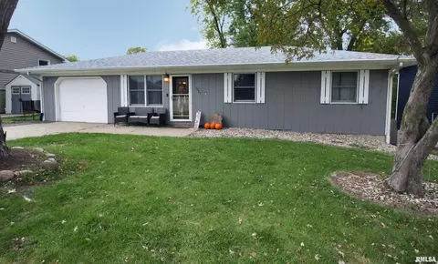 1027 Reynolds St, Le Claire, IA 52753