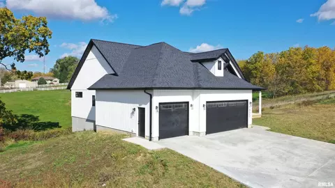 1932 Zara Trce, Clinton, IA 52732