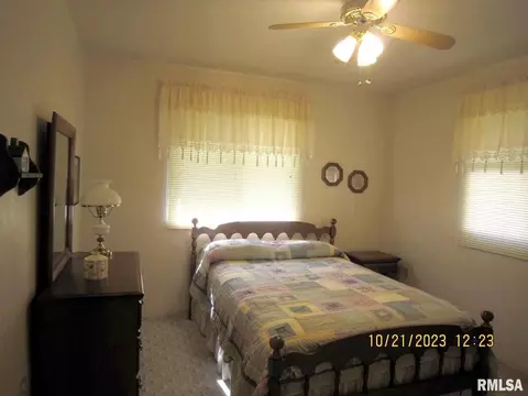 948 40th St, Moline, IL 61265 photo 8