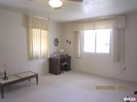 948 40th St, Moline, IL 61265 photo 3