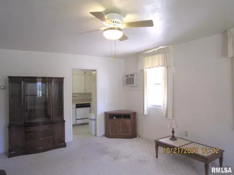 948 40th St, Moline, IL 61265 photo 4