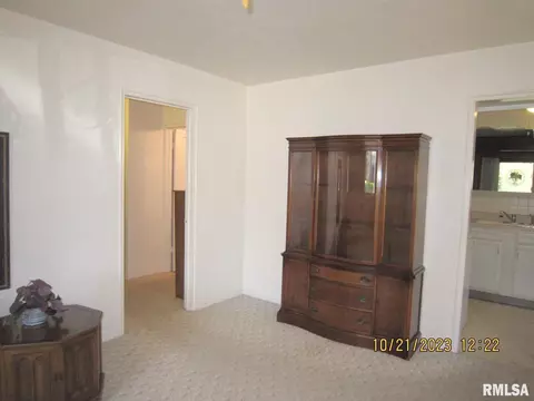 948 40th St, Moline, IL 61265 photo 5