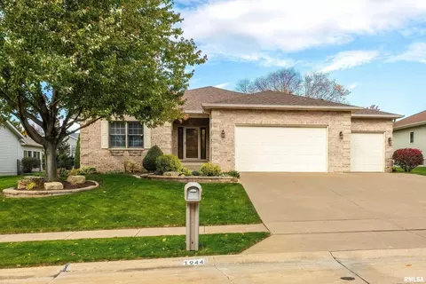 1944 E 47th Ct, Davenport, IA 52807
