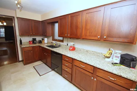 2113 12th St, Moline, IL 61265 photo 7