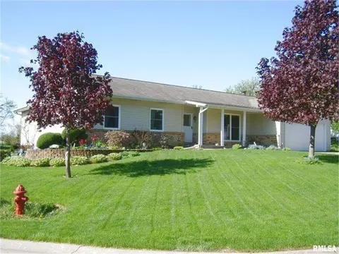 310 Concord Ct, Eldridge, IA 52748