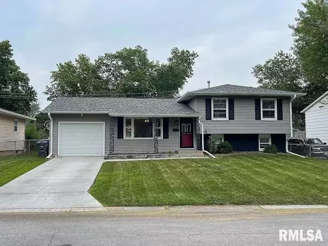 3607 Clover Hills Dr, Bettendorf, IA 52722