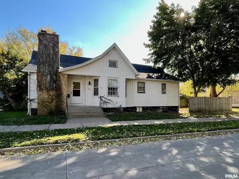 311 N 5th St, Clinton, IA 52732