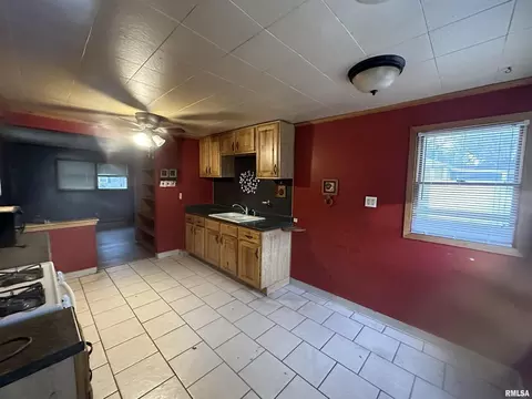 241 4th St E, Milan, IL 61264 photo 6