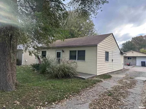 241 4th St E, Milan, IL 61264